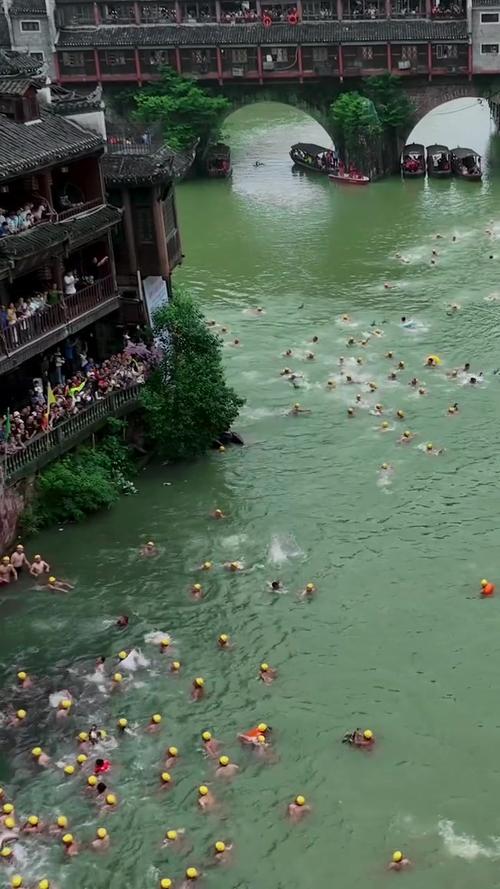 2025新澳门正版新澳免费资本和凤凰古城百人抢鸭子与凤凰古城百人抢鸭子是真的吗